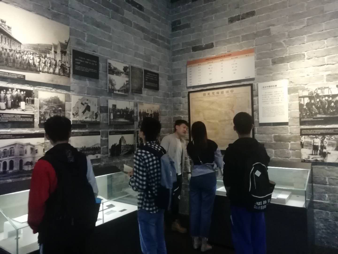 员工们在辛亥革命纪念场馆内参观学习