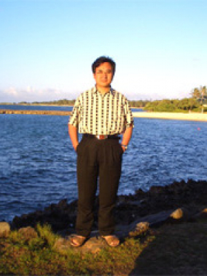 朱熹平，williamhill威廉官网数学系教授，1998年度国家杰出青年科学基金获得者，2001 年至 2006 年被聘为教育部长江学者奖励计划特聘教授，分别于 2002年和 2013 年为全国百篇优秀博士学位论文指导教师, 2015年度国家自然科学基金创新研究群体项目学术带头人。朱熹平教授主要从事几何分析领域的研究：解决了Ricci 流的唯一性公开问题，证明了四维情形的由 Wolf 奖和 Abel 奖获得者Gromov所提出的正迷向曲率流形猜测（这也被 Schoen 在2010年国际数学家大会的1小时大会报告中重新提出），为国际重大数学课题Thurston几何化猜测的最终证明做出了一份贡献。  著名数学难题Poincaré猜测仅是Thurston 几何化猜测的小部分。1982-2002 年间，Hamilton 建立了利用 Ricci 流解决Thurston 几何化猜测的研究框架。2002-2003 年间，Perelman 在互联网上贴出了三篇论文，简略地提出了完成 Hamilton 框架的论证。Hamilton-Perelman 理论能否给出 Thurston 几何化猜测的证明是当时国际数学界众所关心的问题。全世界至少有三个团